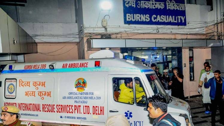 सफदरजंग अस्पताल में उन्नाव गैंगरेप पीड़िता को लेकर पहुंची एंबुलेंस (फोटो: PTI)