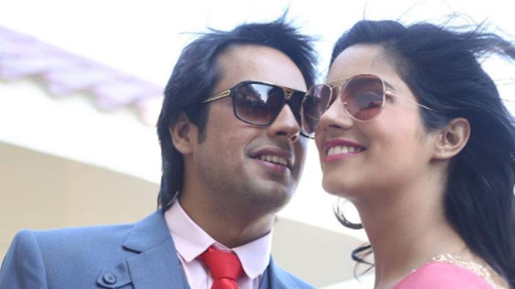 पत्नी संग गौरव बजाज