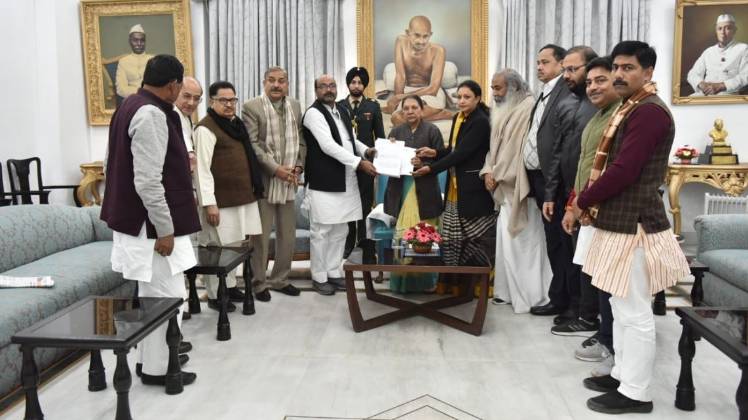 कांग्रेस नेताओं ने राज्यपाल को सौंपा ज्ञापन 