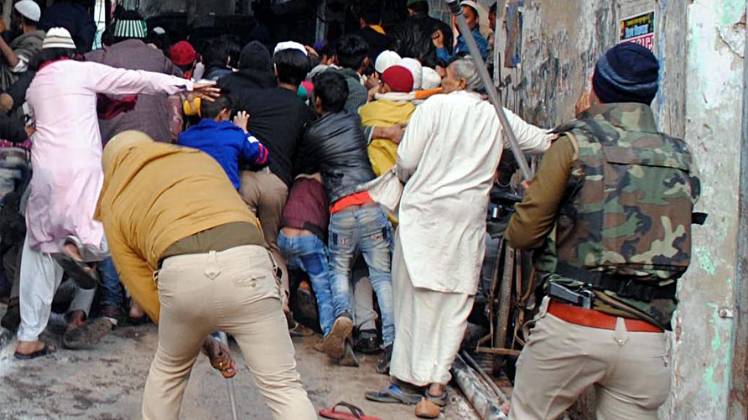 यूपी में हिंसक प्रदर्शन (फोटो-ANI)