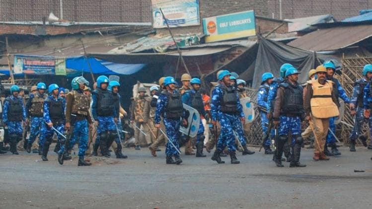 21 दिसंबर को कानपुर में पुलिस का फ्लैग मार्च (फोटो-पीटीआई) 