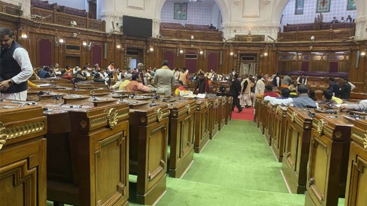 UP विधानसभा सदन में धरने पर बैठे बीजेपी विधायक