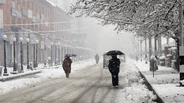 कश्मीर में बर्फबारी से लोगों की मुश्किलें बढ़ीं (ANI)