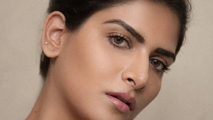 चारू कहती हैं, 'सोने से पहले मेकअप हटाना और हर रोज सनस्क्रीन लगानाबहुत जरूरी है.'