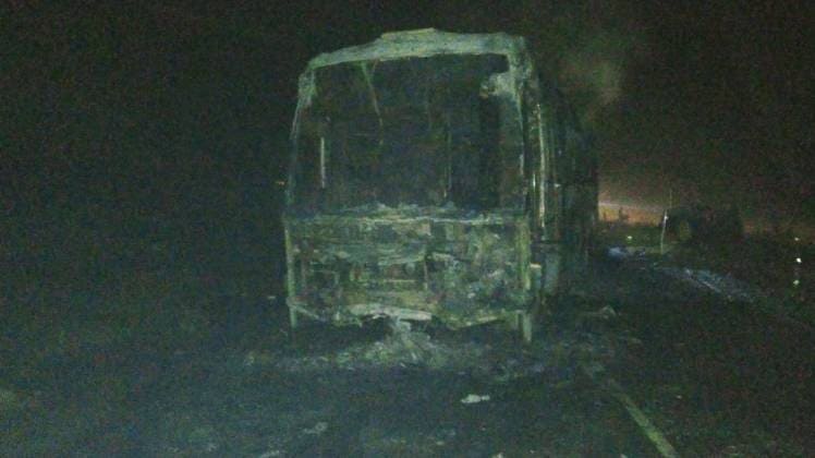 जलकर खाक हुई बस (फोटो-नागार्जुन)