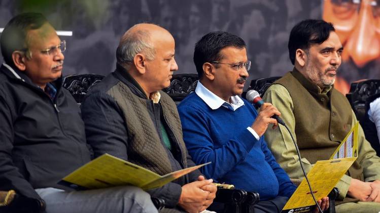 दिल्ली के मुख्यमंत्री अरविंद केजरीवाल के साथ मंत्री (PTI फोटो)
