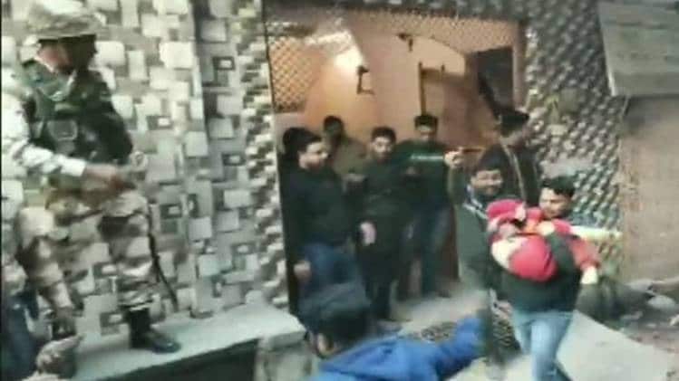 घायल छात्रों को अस्पताल पहुंचाते हुए (फोटो-ANI)