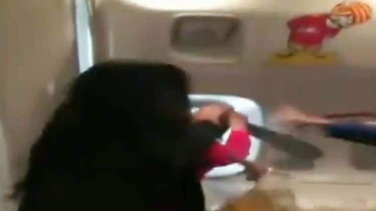 एयर इंडिया के विमान में यात्रियों ने किया हंगामा (फोटो: Video Grab)