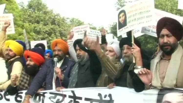 प्रदर्शन करते अकाली दल के नेता