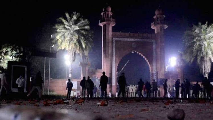 AMU में सीएए के खिलाफ पिछले महीने हुए प्रदर्शन के दौरान जमकर हिंसा हुई (फाइल-PTI)