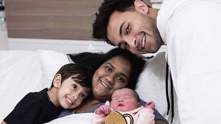 आयुष शर्मा-अर्पिता खान अपने बच्चों के साथ