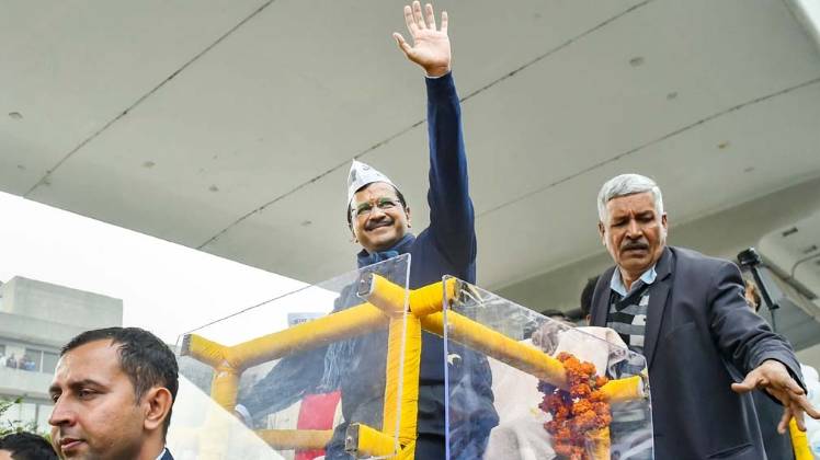 सोमवार को रोड शो में शामिल होने की वजह से केजरीवाल पर्चा भरने से चूक गए थे (फोटो: PTI)