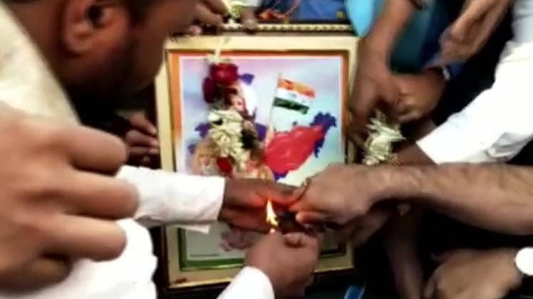 कार्यकर्ताओं को हटाने के लिए पुलिस ने बुलाई थीं अतिरिक्त पुलिस बल (तस्वीर-ANI)