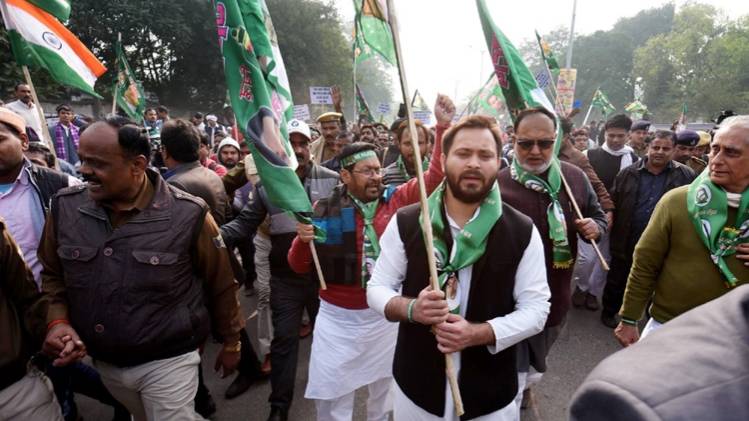 RJD और कांग्रेस समेत कई दलों के नेता सड़कों पर उतरेंगे (तेजस्वी यादव की फाइल फोटो-ANI)  