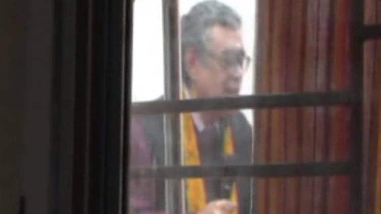 बीजेपी सांसद स्वपन दासगुप्ता को छात्रों ने बनाया बंधक (तस्वीर-ANI)
