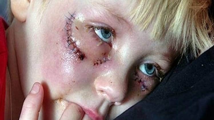 नीली आंखों वाले बच्चे की तस्वीर