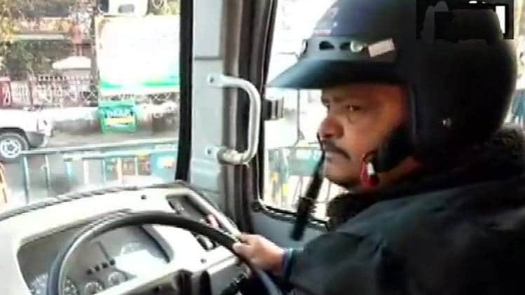 हेलमेट पहनकर बस चला रहे ड्राइवर