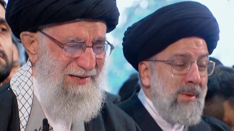 कासिम सुलेमानी के ताबूत के पास रोते अयातुल्ला खुमैनी (बाएं) फोटो-एपी