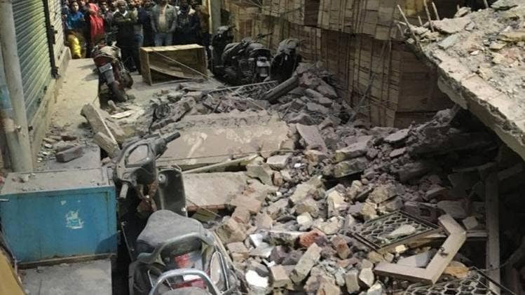 गांधीनगर में ढही बिल्डिंग (तस्वीर-ANI)