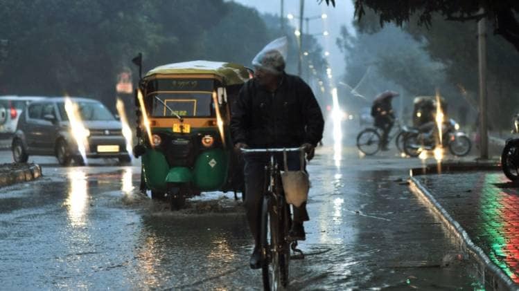 दिल्ली सोमवार शाम बारिश हुई (PTI)