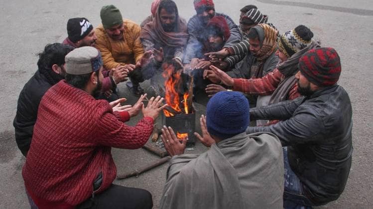 ठंड से बचने के लिए अलाव तापते लोग (फोटो-पीटीआई)