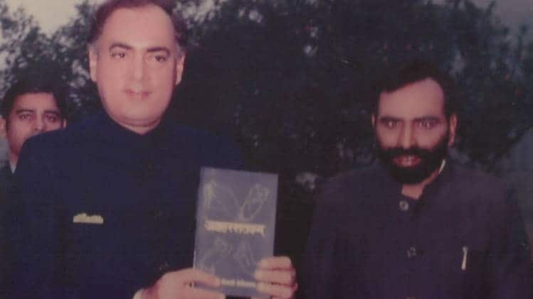 पूर्व प्रधानमंत्री राजीव गांधी के साथ डीपी त्रिपाठी (फाइल फोटो- Facebook)