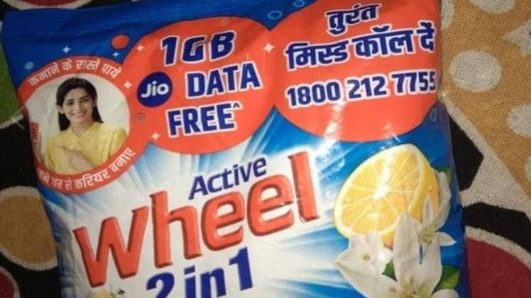 व्हील डिटर्जेंट पाउडर के पैकेट की एक तस्वीर वायरल हो रही है