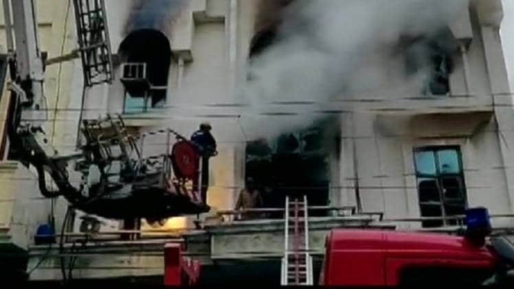 आग (fire in delhi factory) बुझाने में दमकल की 30 गाड़ियां लगीं (ANI)
