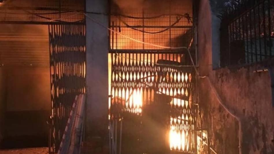 दिल्ली: जूता फैक्ट्री में भीषण आग, 90 दमकलकर्मी चला रहे रेस्क्यू ऑपरेशन - delhi fire mayapuri shoe factory - AajTak