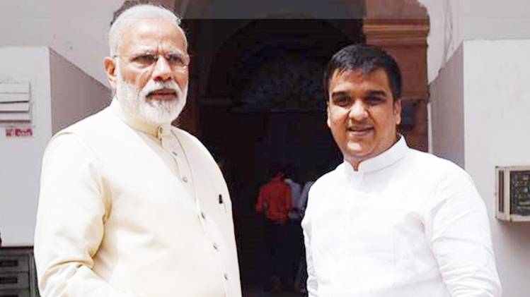 प्रधानमंत्री नरेंद्र मोदी के साथ बीजेपी विधायक हर्ष संघवी (फाइल फोटो)