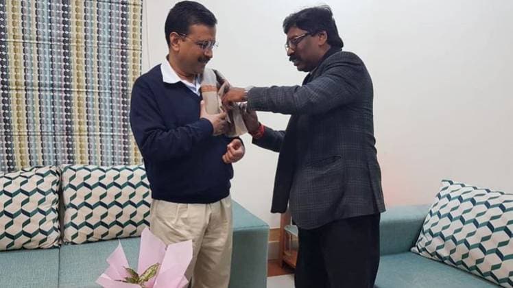 दिल्ली के मुख्यमंत्री अरविंद केजरीवाल के साथ झारखंड के सीएम हेमंत सोरेन (फोटोः Twitter)