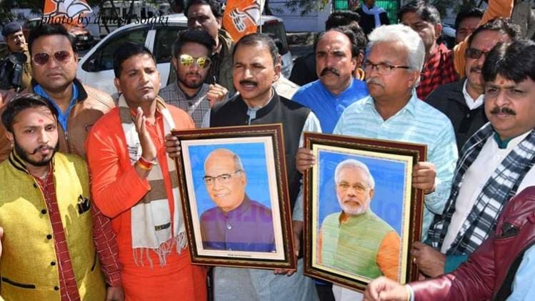 प्रधानमंत्री और राष्ट्रपति की तस्वीर हटाने पर विवाद बढ़ा (Photo- Aajtak) 