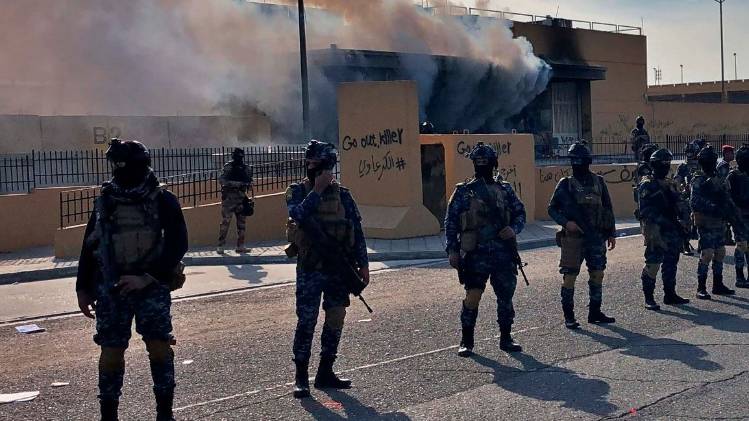 बगदाद में अमेरिका के खिलाफ प्रदर्शन के दौरान आगजनी (फोटो-AP)