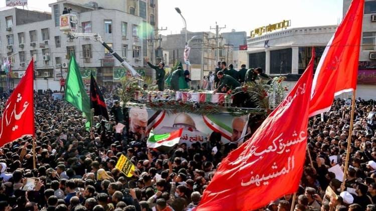 ईरान के अहवाज में कासिम सुलेमानी के जनाजे में उमड़ी भीड़ (फोटो-AP)