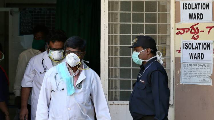 संदिग्ध मरीजों के साथ साथ परिवारों को भी आइसोलेशन बोर्ड में रखा गया