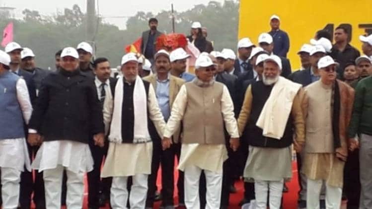 जल-जीवन-हरियाली को लेकर मानव श्रृंखला के कार्यक्रम में सीएम नीतीश कुमार (तस्वीर-IANS)