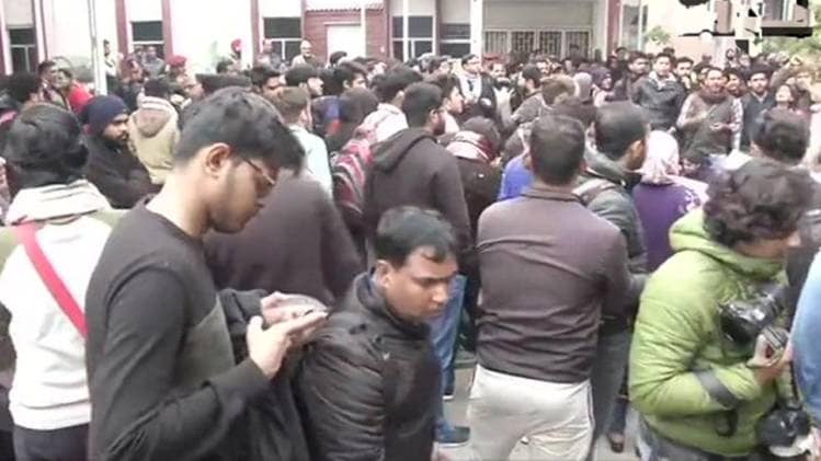 जामिया में एक बार छात्रों का प्रदर्शन
