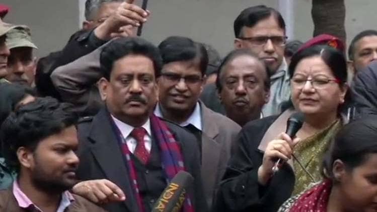 छात्रों से बात करतीं जामिया यूनिवर्सिटी की वीसी नजमा अख्तर (ANI)