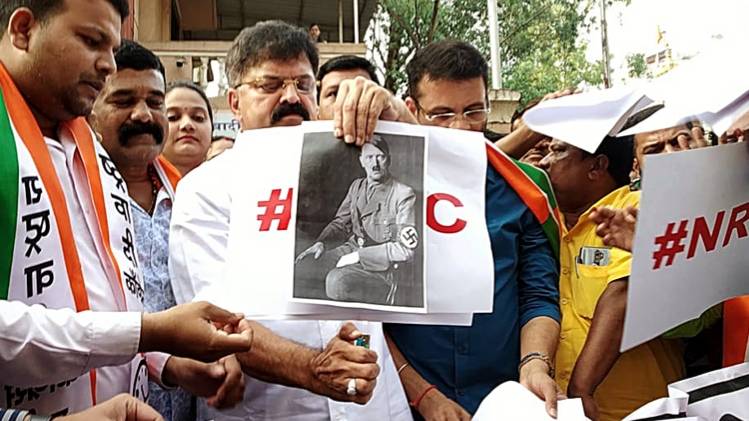 सीएए-एनआरसी के खिलाफ विरोध प्रदर्शन करते जितेंद्र अव्हाड (फाइल फोटो-ANI)