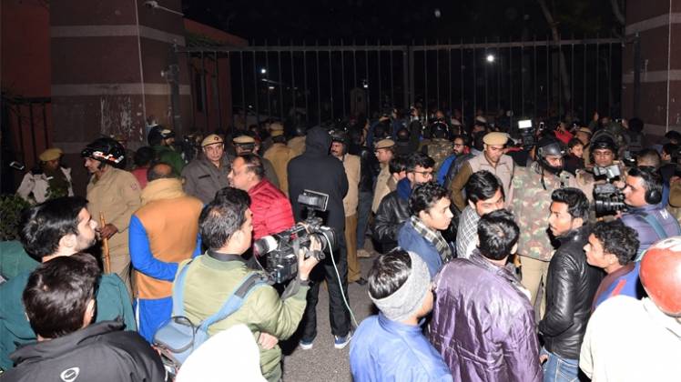 जेएनयू में हिंसा के बाद रात भर चला बवाल (फोटो-PTI)