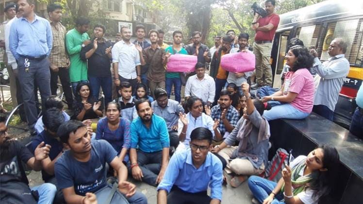 मुंबई में JNU मामले पर प्रदर्शन जारी