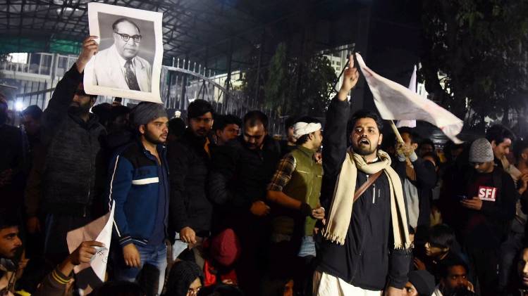 दिल्ली पुलिस HQ के बाहर छात्रों का प्रदर्शन (फोटो-PTI)