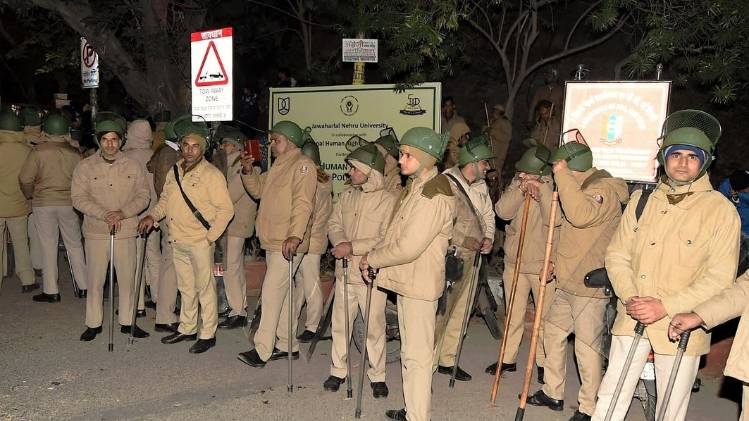 जेएनयू कैंपस के बाहर तैनात पुलिस (फोटो-PTI)