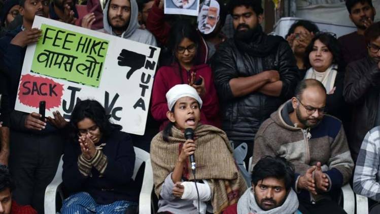 प्रेस कॉन्फ्रेंस में जेएनयू छात्र संघ की अध्यक्ष आइशी घोष (ANI)