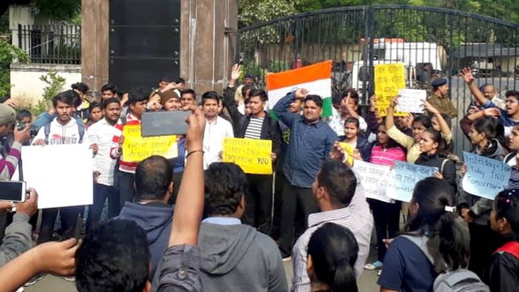 दिल्ली में जेएनयू गेट पर प्रदर्शन (ANI)