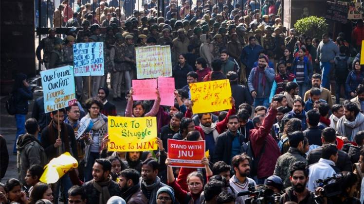 जेएनयू में हिंसा के खिलाफ प्रदर्शन करते छात्र (फोटो-PTI)