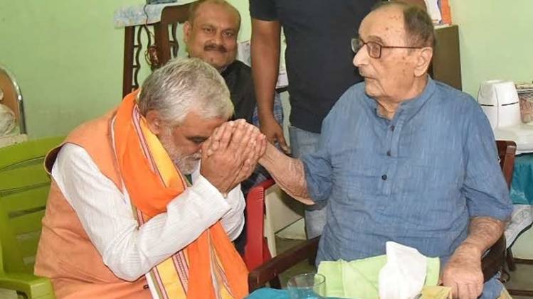 बीजेपी नेता अश्विनी चौबे के साथ कमल बहादुर सिंह (IANS)