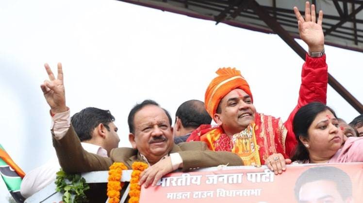 भाजपा के कपिल मिश्रा ने भरा पर्चा