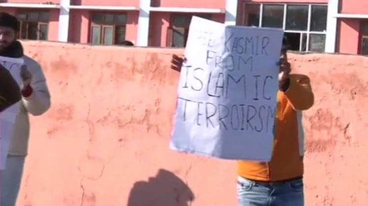 फ्री कश्मीर फ्रॉम इस्लामिक टेररिज्म का पोस्टर दिखाते कश्मीरी पंडित (Courtesy- ANI)