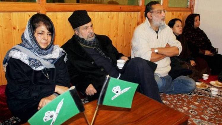 महबूबा मुफ्ती और हुसैन बेग (फाइल फोटो)